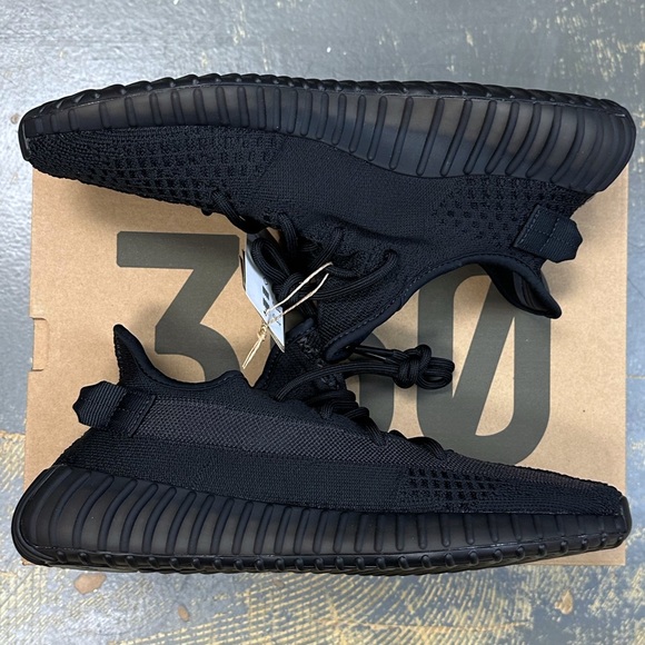 Adidas Boost Yeezy 350 V2 Onyx HQ4540 10.5 Kanye West - Picture 2 of 9